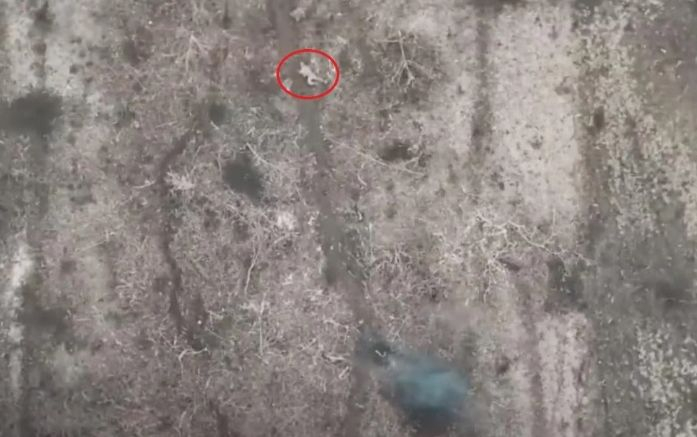 ВИДЕО от войната: Руски пехотинец се спаси с хитър трик от бомбите на дрон