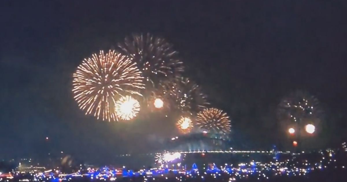 Австралия и Нова Зеландия посрещнаха 2023 г. с уникално светлинно шоу ВИДЕО