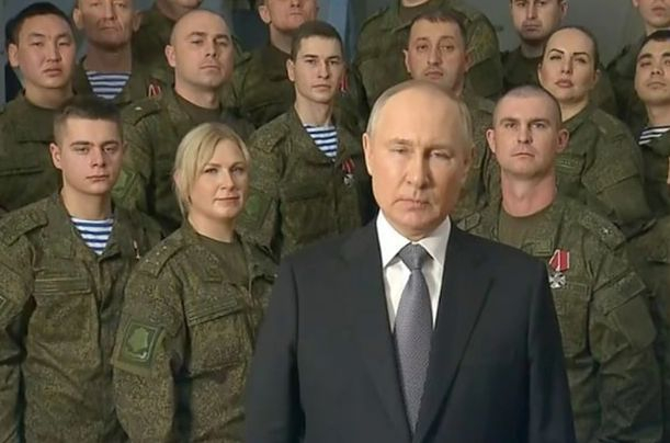 Конспиролози забелязаха странна жена до Путин в новогодишното му послание