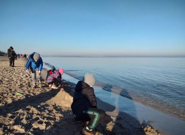 Бургаският плаж почерня от народ насред януари СНИМКИ 