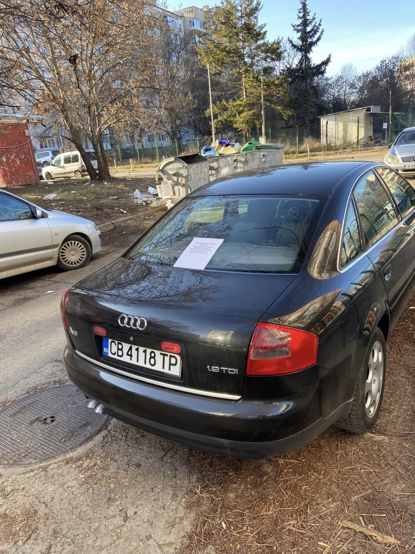 Собственик на заведение остави странна бележка върху автомобил в столицата СНИМКИ
