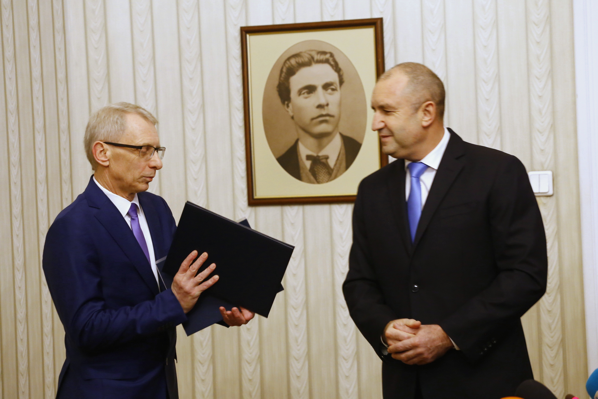 Никой не очакваше Румен Радев да посрещне ПП така, а Денков издаде за тайна среща с Габриел 