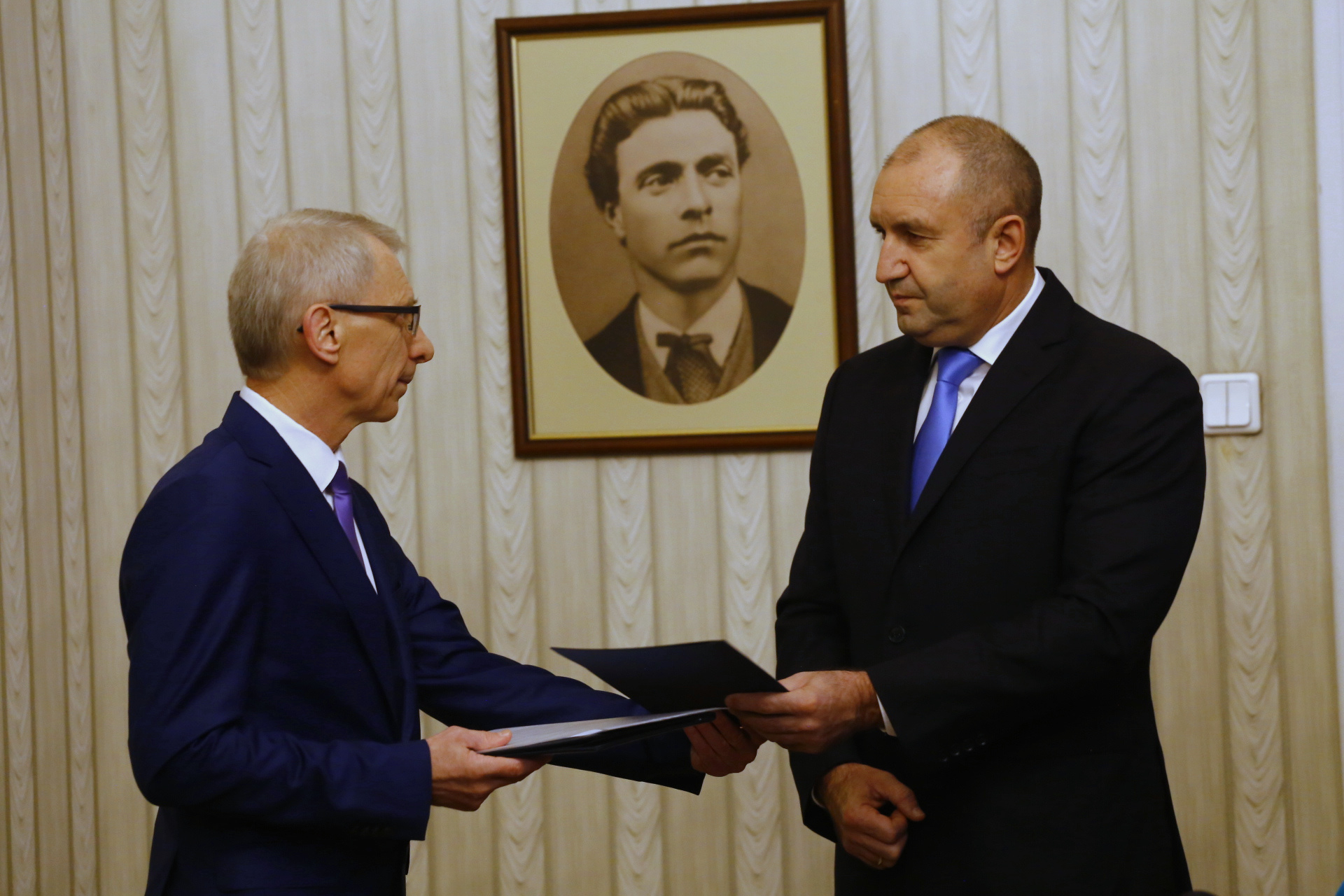 Кошмарна прогноза вкарва България в криза, Радев е поставен в шах 