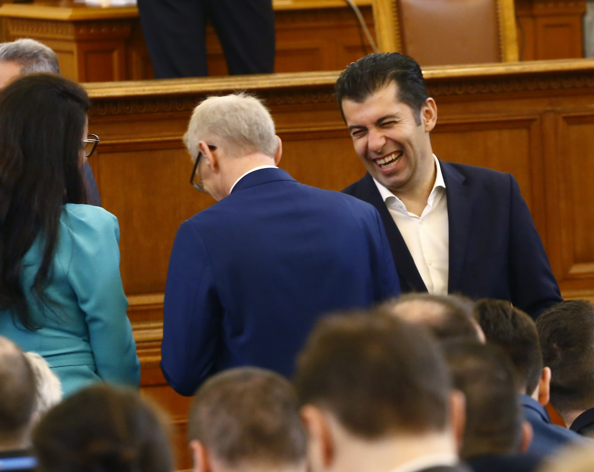 Кирил Петков ни забърка в нов международен скандал за много пари