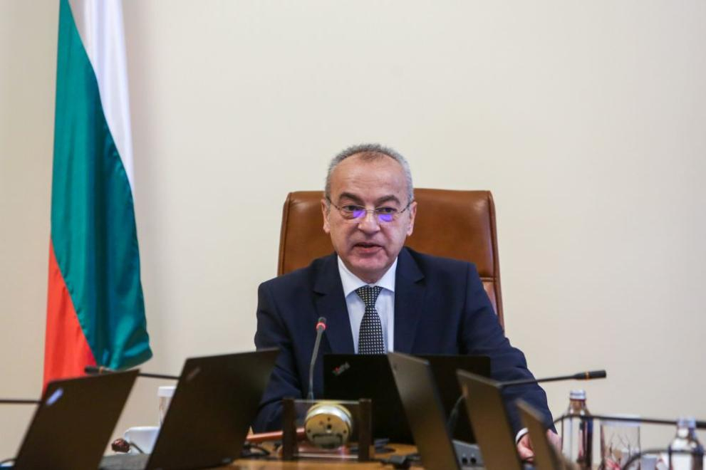 Гълъб Донев заговори за край на мандата на служебния кабинет и възложи на министрите си да...