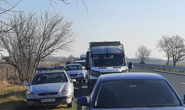 Арестуваха служител на МВР, превозвал 31 мигранти СНИМКИ