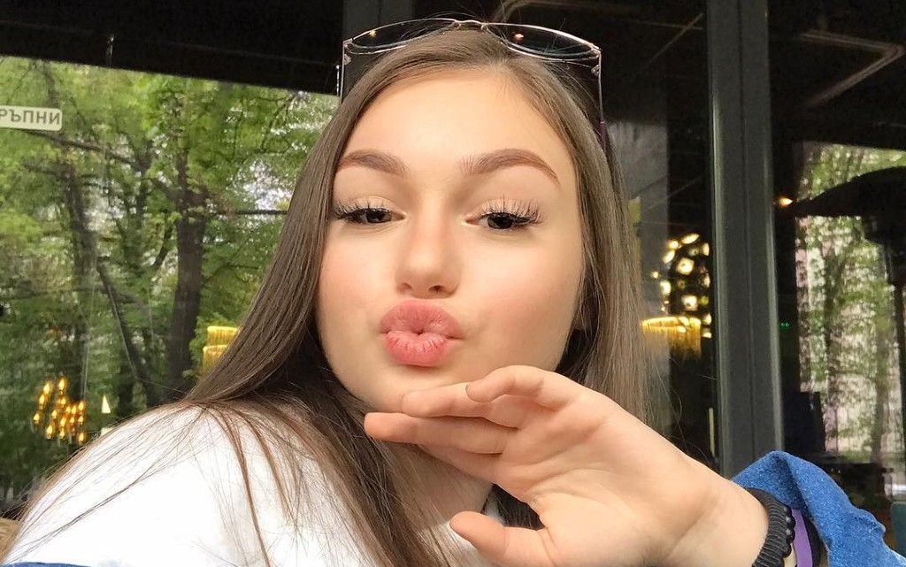 Ето кой хвана Крисия за дупето, а тя изпищя: Отвратителни сте! СНИМКА