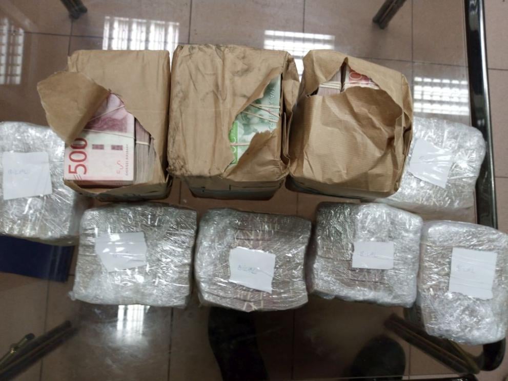 Митничари изловиха несметно богатство в турски камион с хартия СНИМКИ