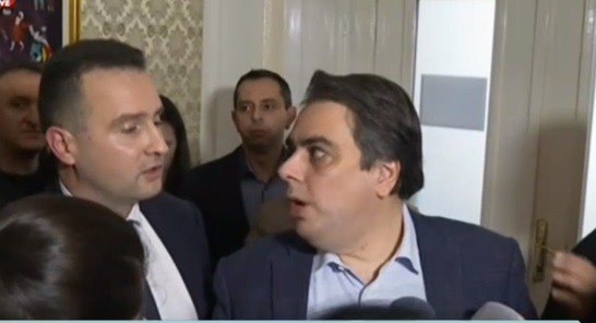 Свиреп скандал в кулоарите на НС! Депутат от ГЕРБ прекъсна брифинг на Асен Василев и стана страшно БЛИЦ TV