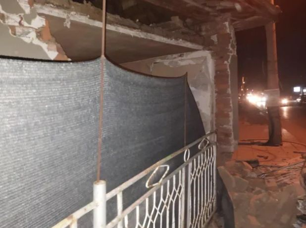 Възрастен шофьор се заби като торпедо в къща в Нови Искър СНИМКИ 