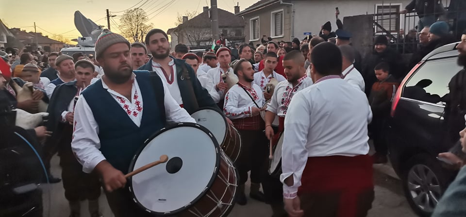 Ще се просълзите: Ето кой извади кръста на Богоявление в Калофер СНИМКИ