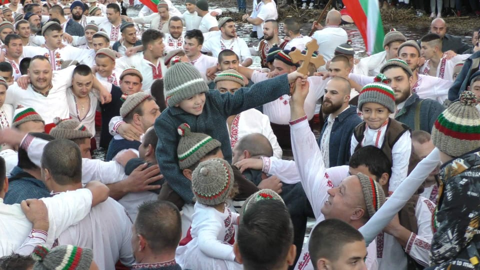 Зрелищно ВИДЕО: Ето ги българските юнаци от леденото хоро в Калофер