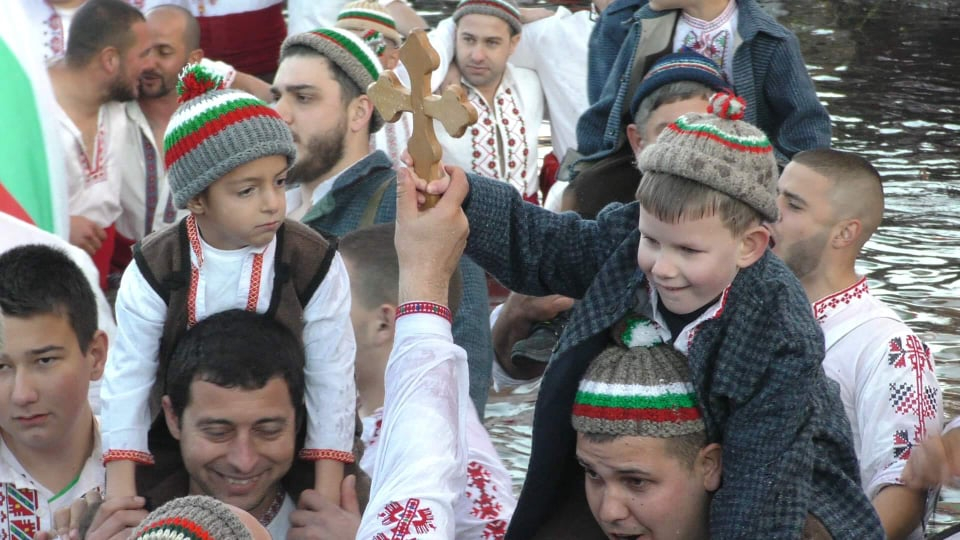 Зрелищно ВИДЕО: Ето ги българските юнаци от леденото хоро в Калофер