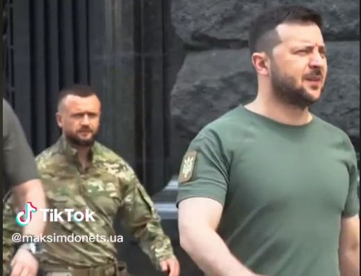 Украинките полудяха по охранител на Зеленски ВИДЕО 