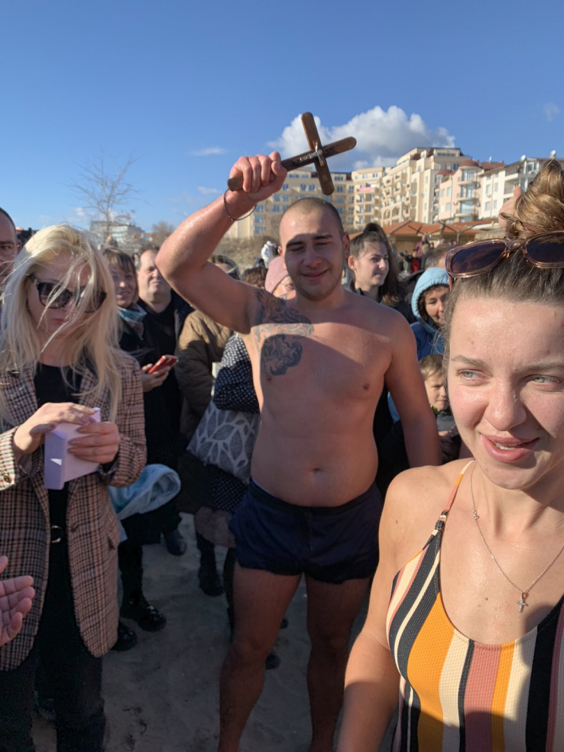 Млада украинка се хвърли в морето край Свети Влас, за да... СНИМКИ 
