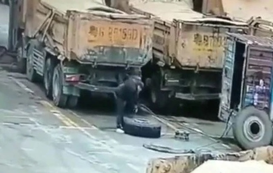 Зрелищни ВИДЕА: Гума на камион се взриви, докато мъж я помпаше