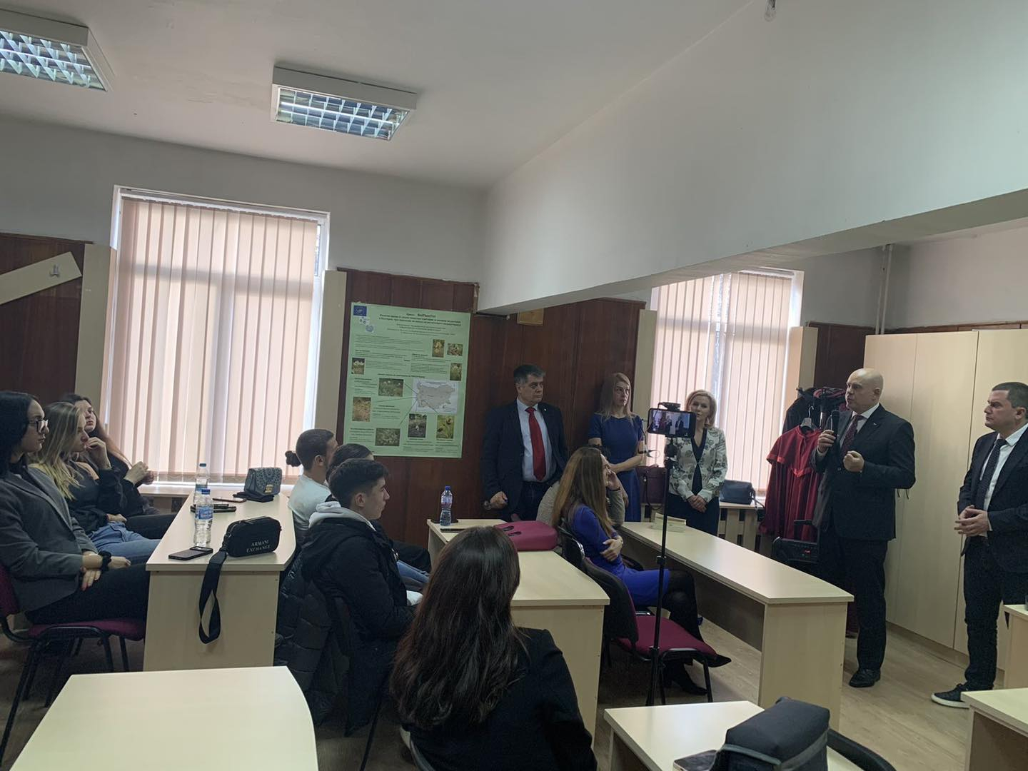 Гешев в открит урок с ученици от Перник: Трябва да имаме нетърпимост към престъпността, за да имаме силна държава - всички институции да работят заедно