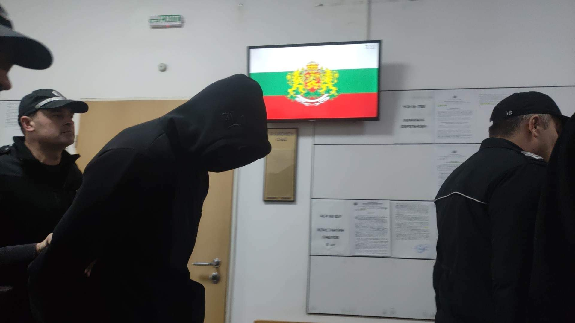 Ето го окован в белезници полицая, спипан да превозва мигранти на АМ "Тракия" СНИМКИ