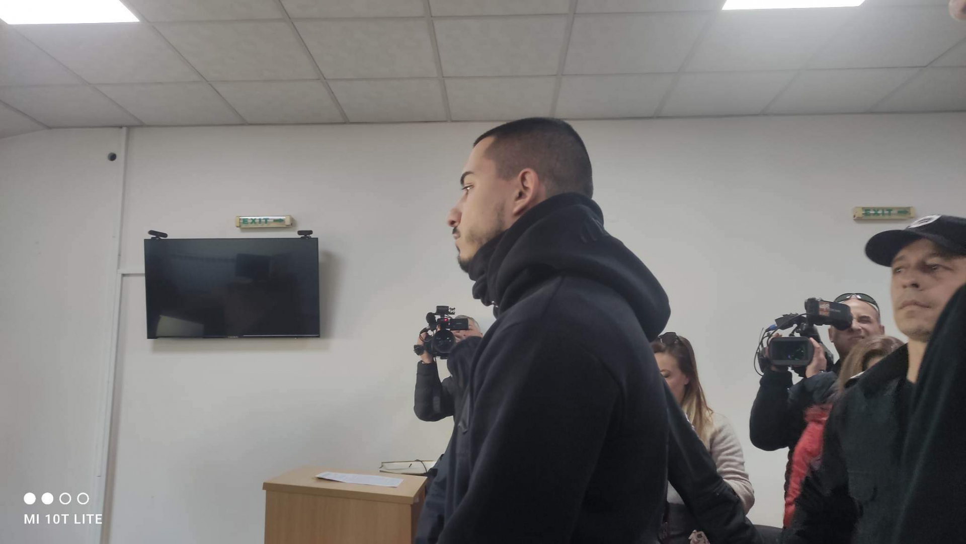 Ето го окован в белезници полицая, спипан да превозва мигранти на АМ "Тракия" СНИМКИ