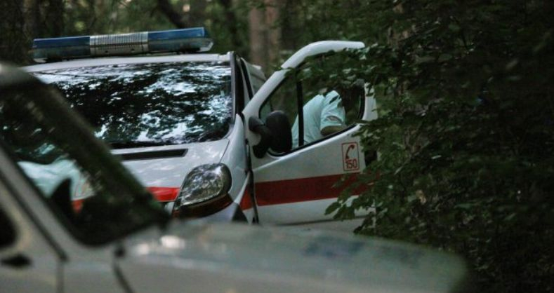 Шок във Варна! Човек лежи покрит на земята, а край него сноват...