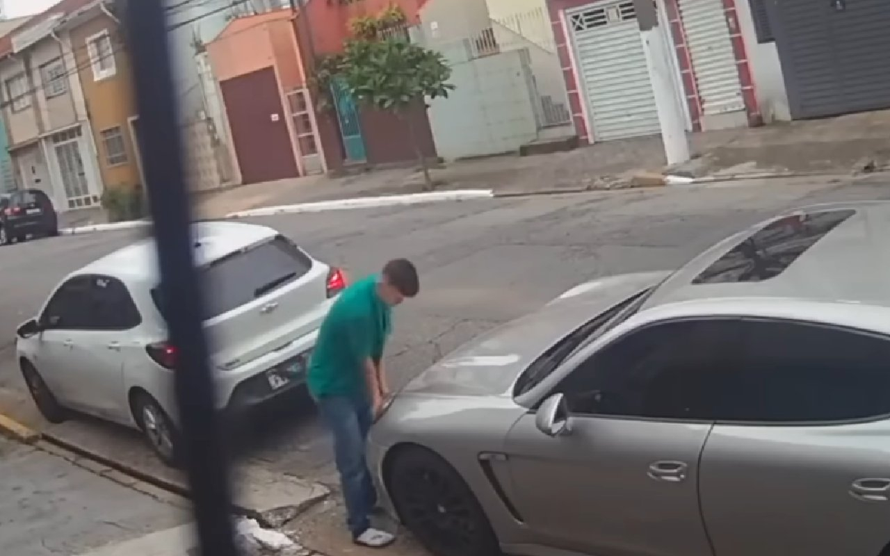 Апаш краде фаровете на Porsche Panamera за 10 секунди ВИДЕО