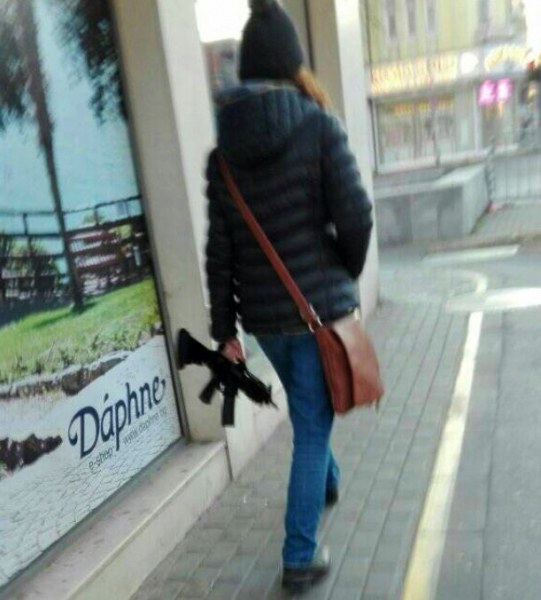 Това ли е лудата с картечницата, заснеха я във Варна СНИМКА 