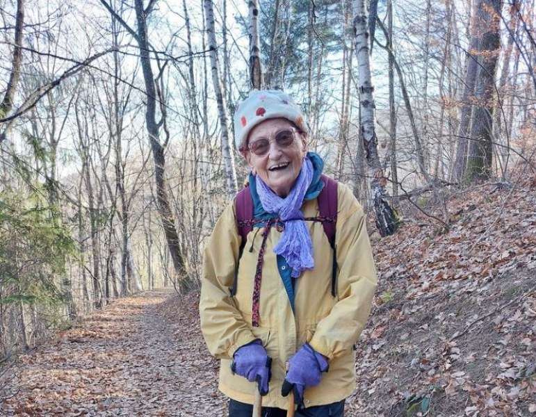Цялата мрежа говори за тази 91-г. баба с два бастуна на Витоша СНИМКА