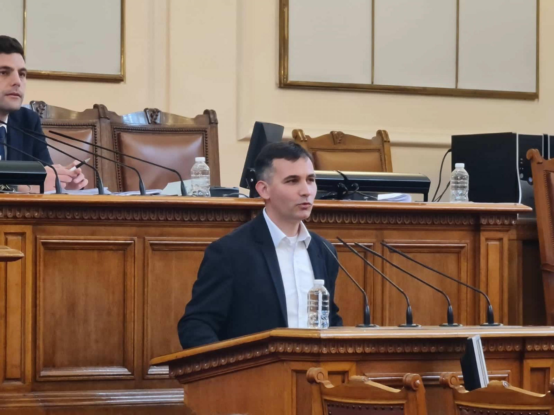 Депутат на ДБ натиска за "споделените пътувания", колите замърсявали
