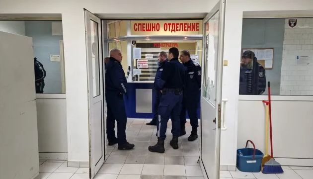  Трагедия с детето от катастрофата до Враца, подивели роми крещят, чупят и налитат в болницата СНИМКИ