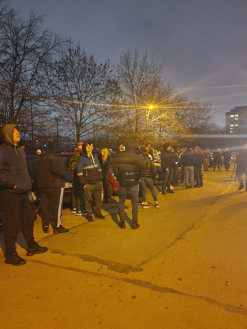 Пред дома на убиеца от "Люлин" Денис почерня от народ, ето какво се случва 