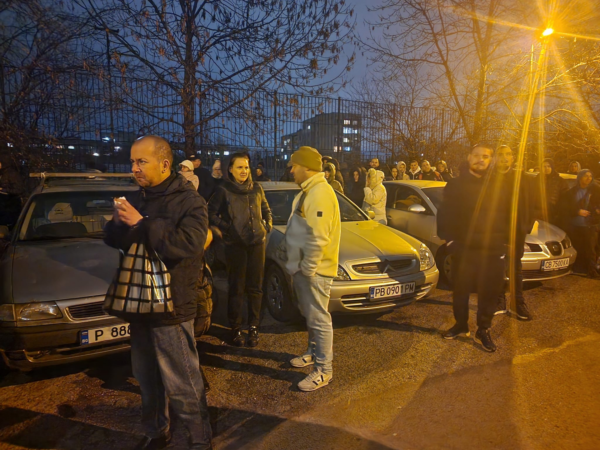Пред дома на убиеца от "Люлин" Денис почерня от народ, ето какво се случва 