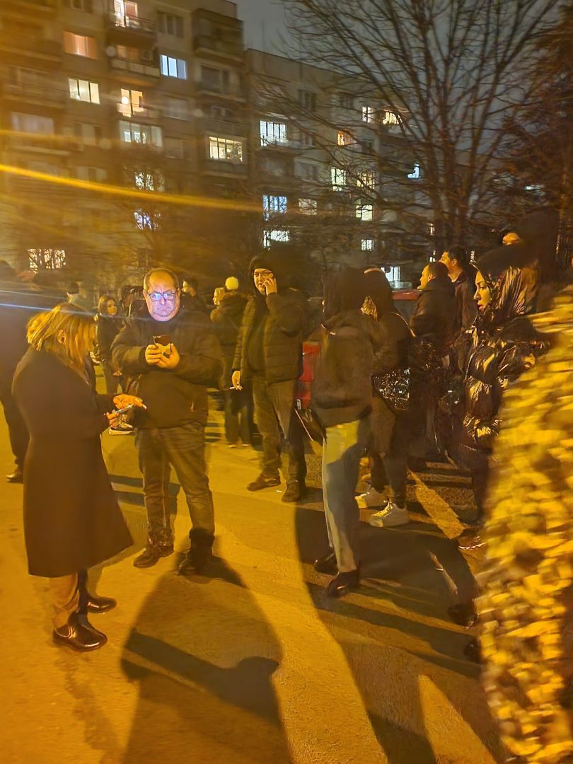 Пред дома на убиеца от "Люлин" Денис почерня от народ, ето какво се случва 
