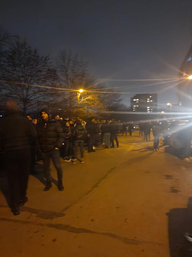 Пред дома на убиеца от "Люлин" Денис почерня от народ, ето какво се случва 