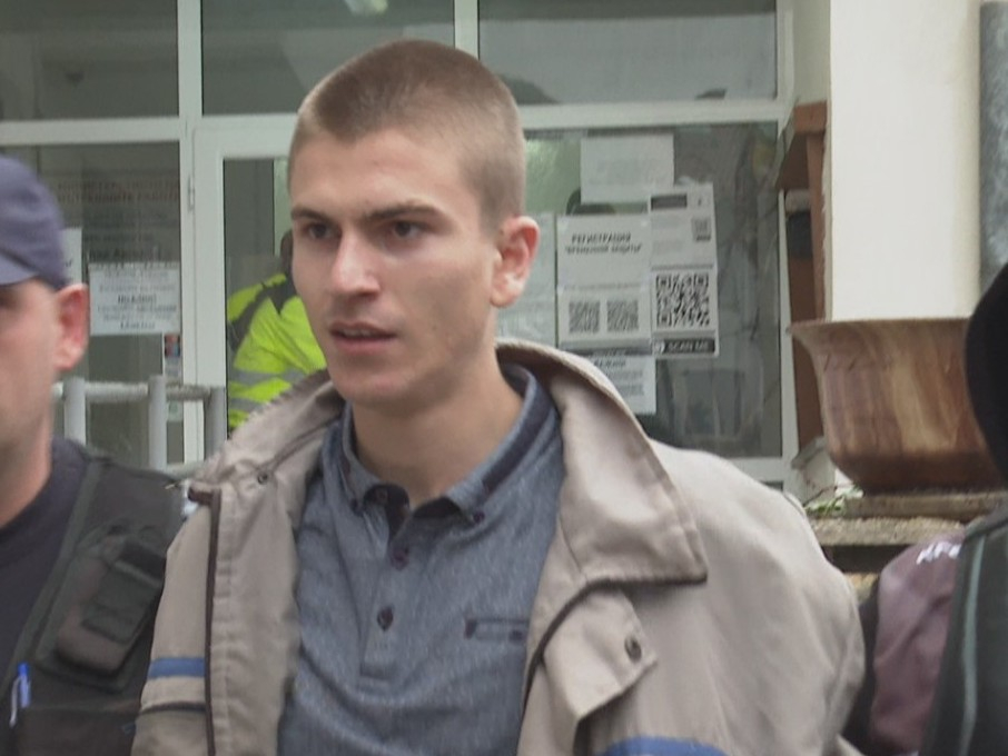 Побеснелият младеж, блъскал коли из Бургас, проговори за екшъна, а баща му... 