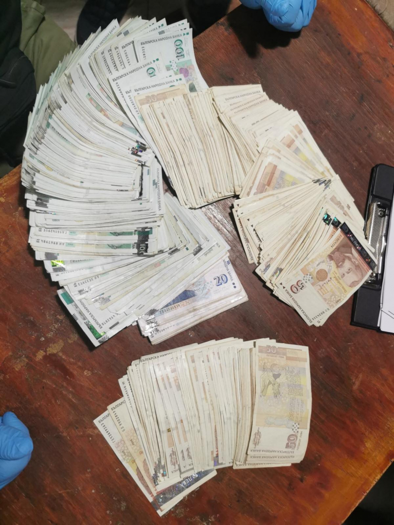 Боса на пикото задигна торби с пари и злато от семейство, зарови ги в земята, но само след три дни... СНИМКИ