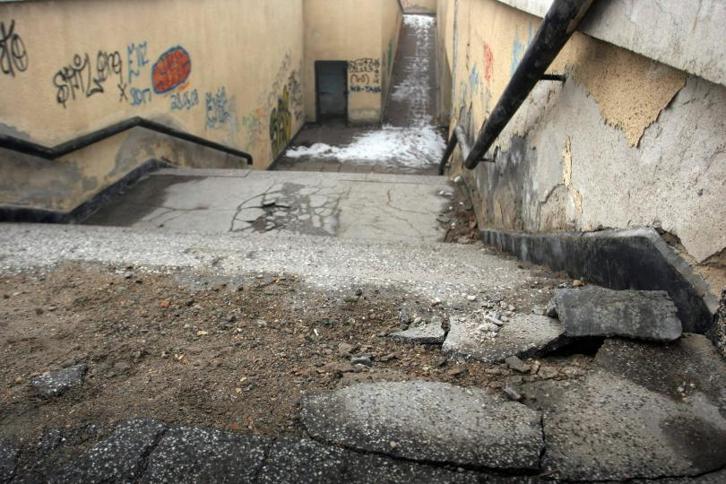 Градска джунгла, опасности дебнат от всеки подлез и шахта СНИМКИ