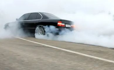Джигит с БМВ въртя гуми в Пловдив и сега съжалява жестоко