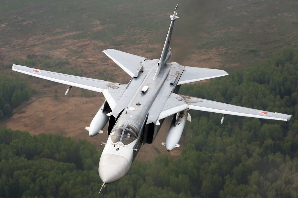 Daily Mail: Руски Су-24 пощуриха британски самолетоносач в Суецкия канал