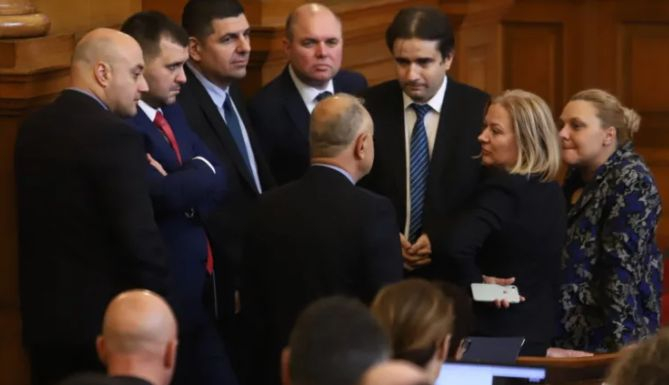 Евродепутат заговори за криптопари, кюлчета и тайни