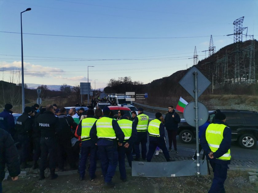 Напрежение на АМ "Струма" - движението е спряно, стотици хора са на платното СНИМКИ