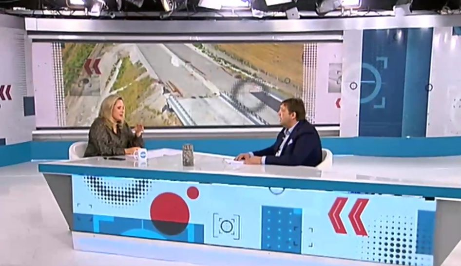 Министър Шишков изненада Лора Крумова, сложи огромна "ядка" на бюрото ѝ ВИДЕО