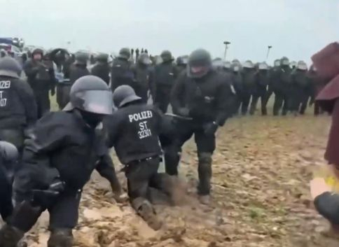Мрежата полудя по това ВИДЕО с полицаи, затънали в кал, а до тях...