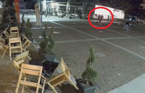 Изплува страховито ВИДЕО от масовия бой заради момиче в центъра на Благоевград 