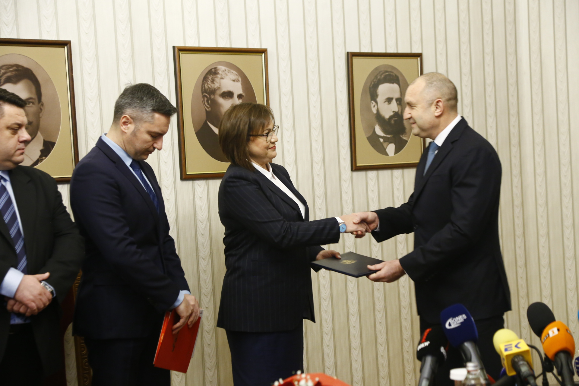 Политолози разкриха незабелязан детайл от срещата на Нинова и Радев