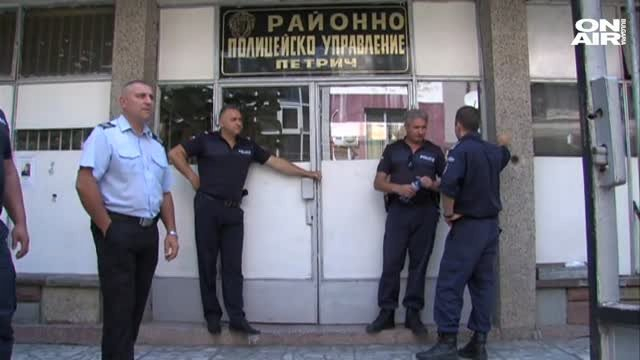 Като във филм: Петричанин грабна тротоарна плочка и стана страшно СНИМКА