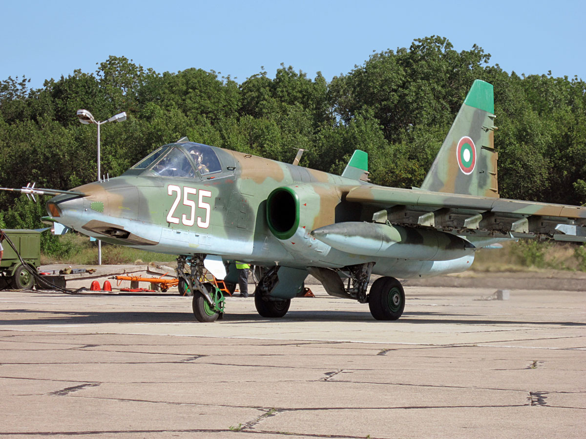 "Блумбърг" съобщи за 14 български самолета Су-25, гаубици, танкове и РСЗО в Украйна