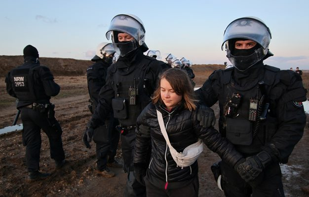Арестуваха Грета Тунберг в Германия, лошо й се пише! СНИМКИ