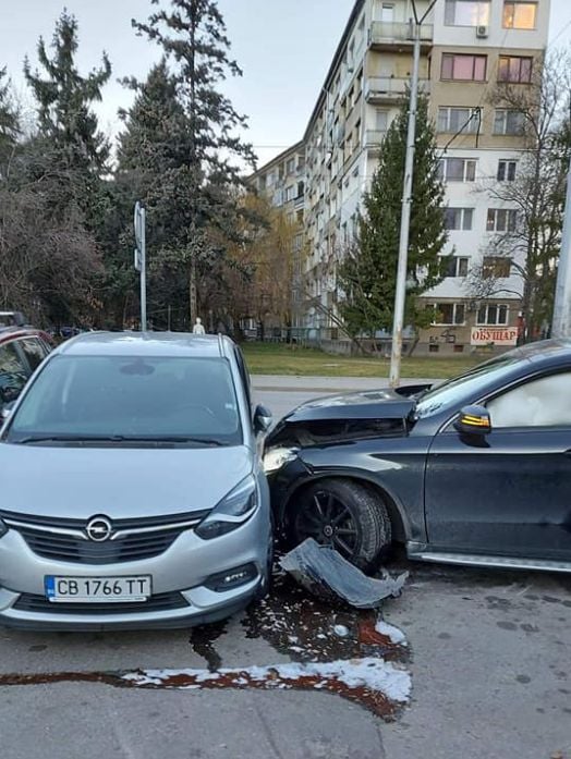 Зрелищно меле на столичния бул. „Черни връх“ СНИМКИ