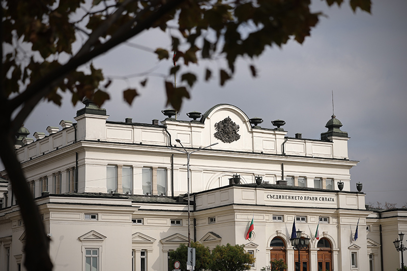 Преди да се разпуснат депутатите натискат копчетата и приемат закони БЛИЦ TV