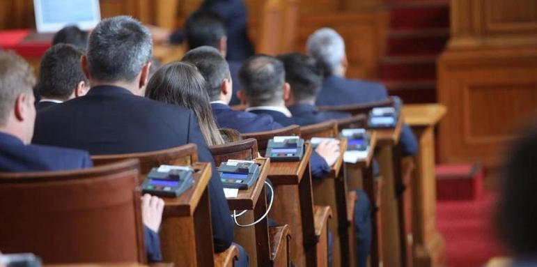 Преди да се разпуснат депутатите натискат копчетата и приемат закони БЛИЦ TV